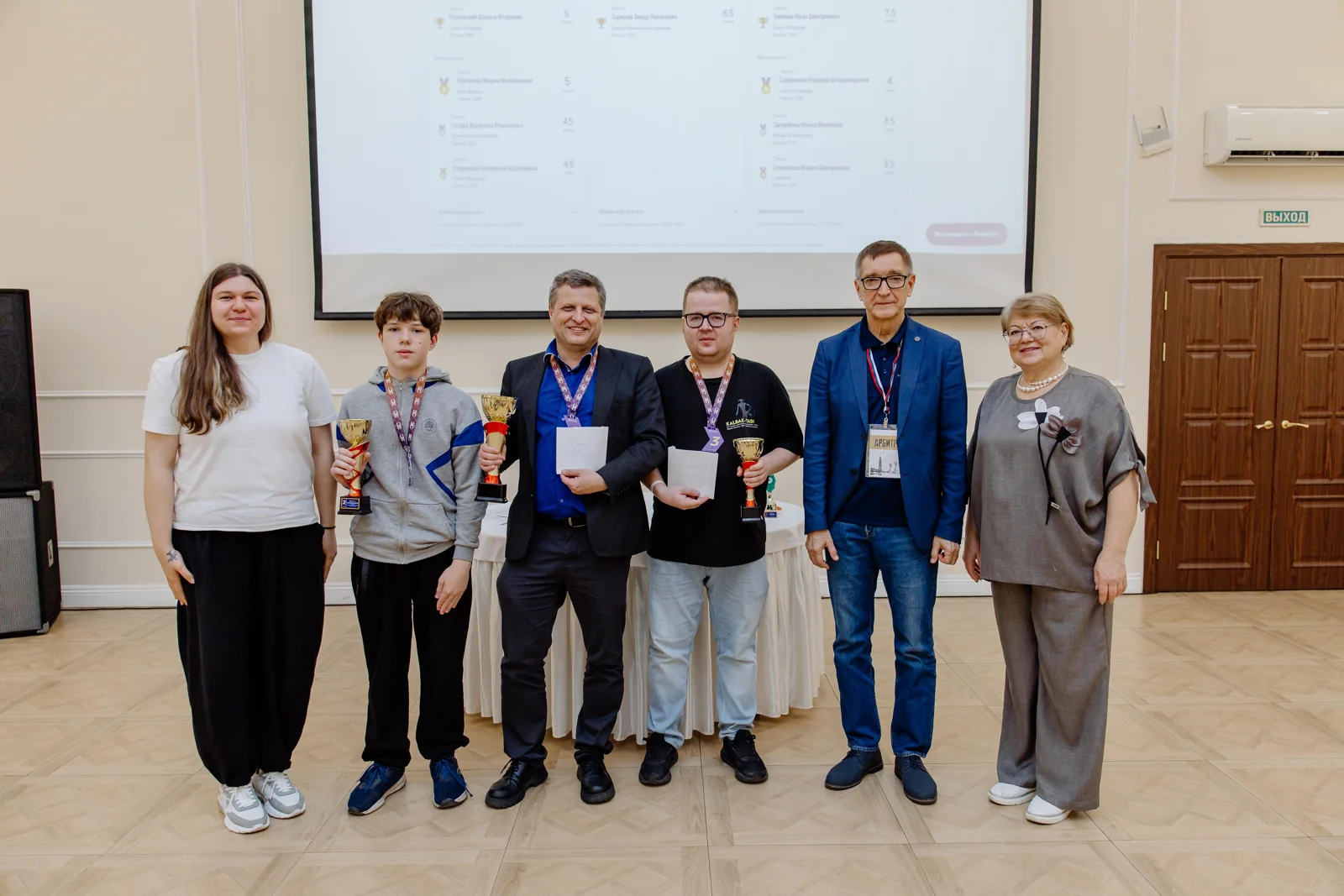 А3 «Высшая орбита» · Награждение. Призёры общего зачёта «Высшей орбиты» с кубками и медалями по итогам девяти туров.