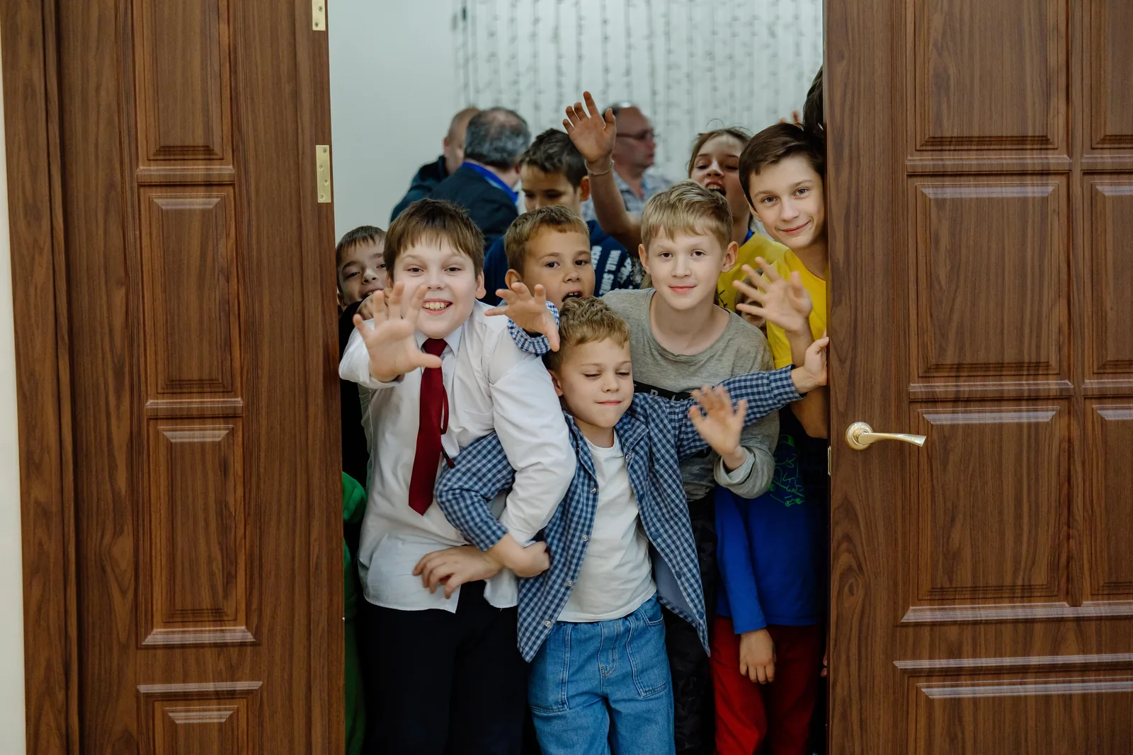 Эмоции «Старта сезона». Участники приветствуют фотографа: ещё один момент турнирного дня.